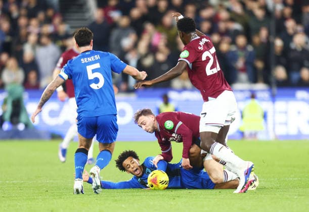 West Ham United v Bournemouth, English Premier League, The London Stadium, London, UK - 21 02 2026 Tyler Adams of Bournemouth is fouled by Jarrod Bowen of West Ham United during the Premier League game at the London Stadium London The London Stadium London GBR, UK NEWSPAPERS OUT Copyright: xMarkxGreenwoodx