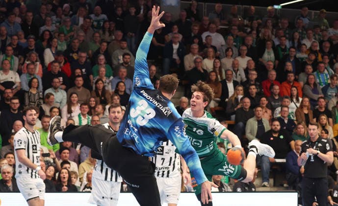 21.02.2026, Deutschland, Göppingen, Handball DAIKIN HBL, FRISCH AUF! Göppingen vs. THW Kiel, v.l. Andreas Wolff (THW), Fynn Hofele (FAG)