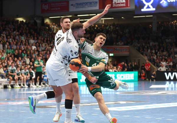 21.02.2026, Deutschland, Göppingen, Handball DAIKIN HBL, FRISCH AUF! Göppingen vs. THW Kiel, v.l. Hendrik Pekeler (THW), Harald Reinkind (THW), Elias Newel (FAG)