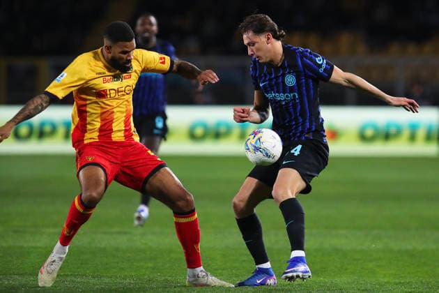 Jamil Siebert of US Lecce and Francesco Pio Esposito of FC Internazionale Milano compete for the ball during the serie A match between US Lecce and FC Internazionale Milano at Ettore Giardiniero - Via del Mare stadium in Lecce (Italy), February 21, 2026. massimilianoxcarnabuci