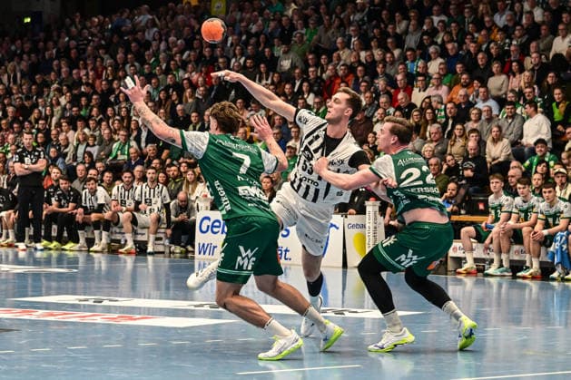 DAIKIN Handball-Bundesliga: Frisch Auf! Göppingen - THW Kiel; Göppingen, 21.02.2026 Nikola Bilyk (THW Kiel, 53) am Kreis und Victor Klöve (Frisch Auf! Göppingen, 7) und Erik Persson (Frisch Auf! Göppingen, 22) in der Verteidigung ; Göppingen, 21.02.2026 - 22. Spieltag der DAIKIN Handball-Bundesliga, Frisch Auf! Göppingen - THW Kiel, EWS-Arena, Göppingen. Copyright: xBEAUTIFULxSPORTS Märklx