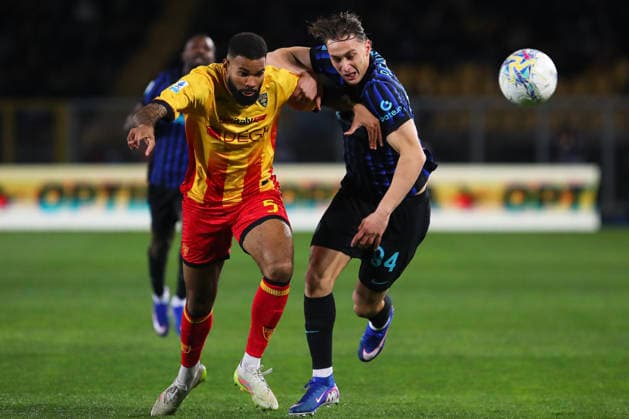 Jamil Siebert of US Lecce and Francesco Pio Esposito of FC Internazionale Milano compete for the ball during the serie A match between US Lecce and FC Internazionale Milano at Ettore Giardiniero - Via del Mare stadium in Lecce (Italy), February 21, 2026. massimilianoxcarnabuci