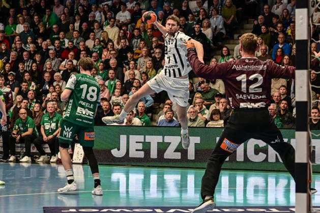 DAIKIN Handball-Bundesliga: Frisch Auf! Göppingen - THW Kiel; Göppingen, 21.02.2026 Magnus Landin Jacobsen (THW Kiel, 7) beim Treffer gegen Kristian Saveras (Frisch Auf! Göppingen, 12) ; Göppingen, 21.02.2026 - 22. Spieltag der DAIKIN Handball-Bundesliga, Frisch Auf! Göppingen - THW Kiel, EWS-Arena, Göppingen. Copyright: xBEAUTIFULxSPORTS Märklx