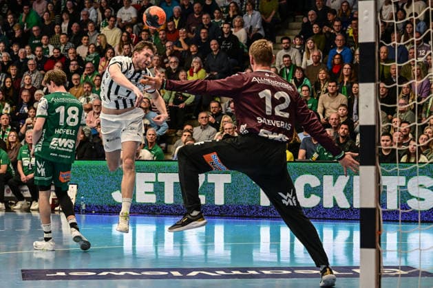 DAIKIN Handball-Bundesliga: Frisch Auf! Göppingen - THW Kiel; Göppingen, 21.02.2026 Magnus Landin Jacobsen (THW Kiel, 7) macht das Tor gegen Kristian Saveras (Frisch Auf! Göppingen, 12) ; Göppingen, 21.02.2026 - 22. Spieltag der DAIKIN Handball-Bundesliga, Frisch Auf! Göppingen - THW Kiel, EWS-Arena, Göppingen. Copyright: xBEAUTIFULxSPORTS Märklx