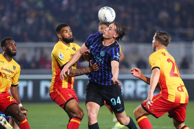 Jamil Siebert of US Lecce and Francesco Pio Esposito of FC Internazionale Milano compete for the ball during the serie A match between US Lecce and FC Internazionale Milano at Ettore Giardiniero - Via del Mare stadium in Lecce (Italy), February 21, 2026. massimilianoxcarnabuci