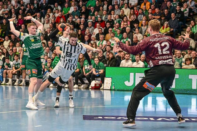 DAIKIN Handball-Bundesliga: Frisch Auf! Göppingen - THW Kiel; Göppingen, 21.02.2026 Hendrik Pekeler (THW Kiel, 61) beim Sprungwurf gegen Kristian Saveras (Frisch Auf! Göppingen, 12) ; Göppingen, 21.02.2026 - 22. Spieltag der DAIKIN Handball-Bundesliga, Frisch Auf! Göppingen - THW Kiel, EWS-Arena, Göppingen. Copyright: xBEAUTIFULxSPORTS Märklx