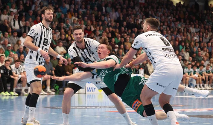 21.02.2026, Deutschland, Göppingen, Handball DAIKIN HBL, FRISCH AUF! Göppingen vs. THW Kiel, v.l. Hendrik Pekeler (THW), Ole Pregler (FAG), Harald Reinkind (THW)