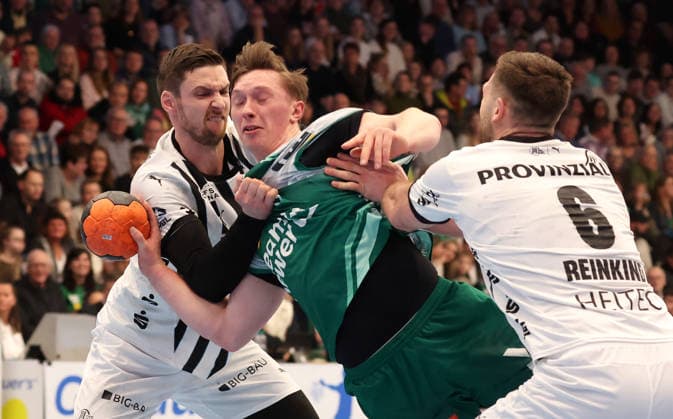 21.02.2026, Deutschland, Göppingen, Handball DAIKIN HBL, FRISCH AUF! Göppingen vs. THW Kiel, v.l. Hendrik Pekeler (THW), Ole Pregler (FAG), Harald Reinkind (THW)