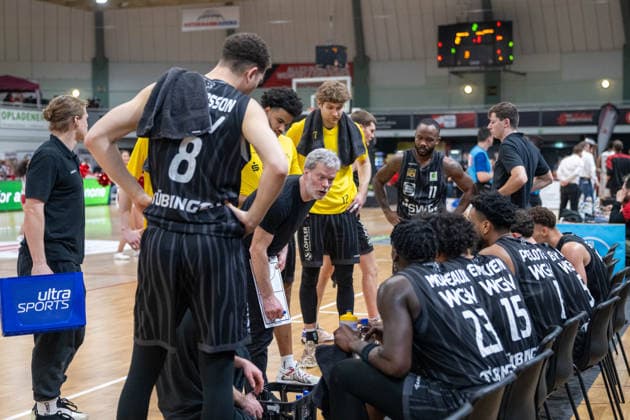 Eric Detlev (Tigers Tuebingen, Head Coach) gibt seiner Mannschaft Anweisungen. Bayer Giants Leverkusen vs. Tigers Tuebingen, Basketball, Barmer 2. Basketballbundesliga, 24. Spieltag, Saison 2025 2026, 21.02.2026 Bayer Giants Leverkusen vs. Tigers Tuebingen, Basketball, Barmer 2. Basketballbundesliga, Pro A, 24. Spieltag, Saison 2025 2026, 21.02.2026 Leverkusen Copyright: xEibner-Pressefoto ThomasxHaeslerx EP_THR
