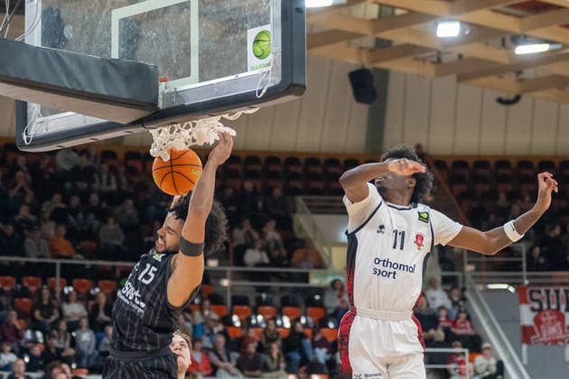 Patrick Emilien (Tigers Tuebingen, 15) mit einem schmetternden Dunking. Dabei Ricardo Lynch (Bayer Giants Leverkusen, 11). Bayer Giants Leverkusen vs. Tigers Tuebingen, Basketball, Barmer 2. Basketballbundesliga, 24. Spieltag, Saison 2025 2026, 21.02.2026 Bayer Giants Leverkusen vs. Tigers Tuebingen, Basketball, Barmer 2. Basketballbundesliga, Pro A, 24. Spieltag, Saison 2025 2026, 21.02.2026 Leverkusen Copyright: xEibner-Pressefoto ThomasxHaeslerx EP_THR