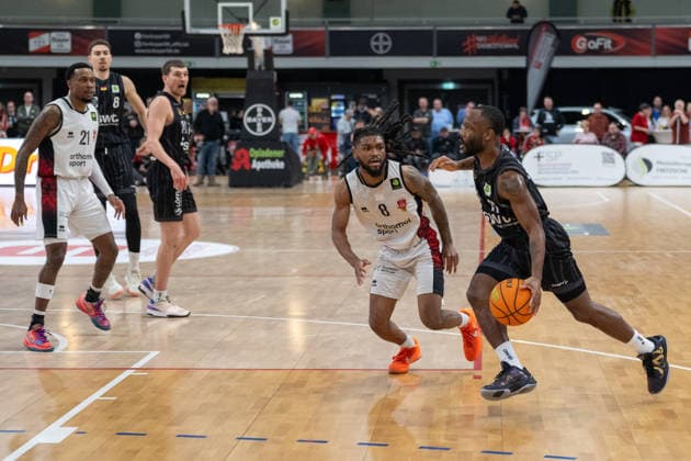 Zweikampf zwischen Kobe Langley (Bayer Giants Leverkusen, 08) und Jordan Johnson (Tigers Tuebingen, 11). Bayer Giants Leverkusen vs. Tigers Tuebingen, Basketball, Barmer 2. Basketballbundesliga, 24. Spieltag, Saison 2025 2026, 21.02.2026 Bayer Giants Leverkusen vs. Tigers Tuebingen, Basketball, Barmer 2. Basketballbundesliga, Pro A, 24. Spieltag, Saison 2025 2026, 21.02.2026 Leverkusen Copyright: xEibner-Pressefoto ThomasxHaeslerx EP_THR
