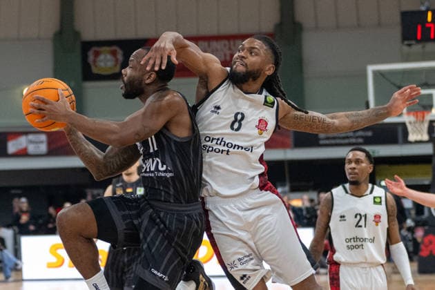 Zweikampf zwischen Jordan Johnson (Tigers Tuebingen, 11) und Kobe Langley (Bayer Giants Leverkusen, 08). Bayer Giants Leverkusen vs. Tigers Tuebingen, Basketball, Barmer 2. Basketballbundesliga, 24. Spieltag, Saison 2025 2026, 21.02.2026 Bayer Giants Leverkusen vs. Tigers Tuebingen, Basketball, Barmer 2. Basketballbundesliga, Pro A, 24. Spieltag, Saison 2025 2026, 21.02.2026 Leverkusen Copyright: xEibner-Pressefoto ThomasxHaeslerx EP_THR