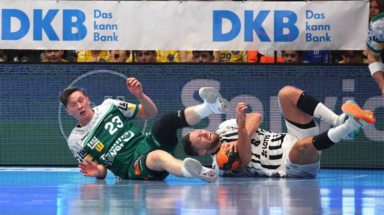 21.02.2026, Deutschland, Göppingen, Handball DAIKIN HBL, FRISCH AUF! Göppingen vs. THW Kiel, v.l. Ole Pregler (FAG), Harald Reinkind (THW)
