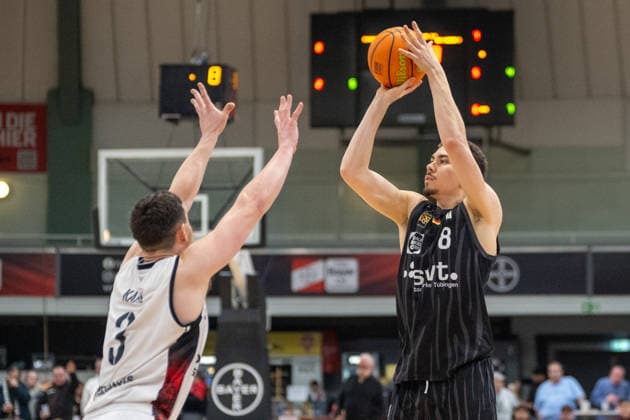 Zweikampf zwischen Luca Kahl (Bayer Giants Leverkusen, 03) und Felix Edwardsson (Tigers Tuebingen, 08). Bayer Giants Leverkusen vs. Tigers Tuebingen, Basketball, Barmer 2. Basketballbundesliga, 24. Spieltag, Saison 2025 2026, 21.02.2026 Bayer Giants Leverkusen vs. Tigers Tuebingen, Basketball, Barmer 2. Basketballbundesliga, Pro A, 24. Spieltag, Saison 2025 2026, 21.02.2026 Leverkusen Copyright: xEibner-Pressefoto ThomasxHaeslerx EP_THR