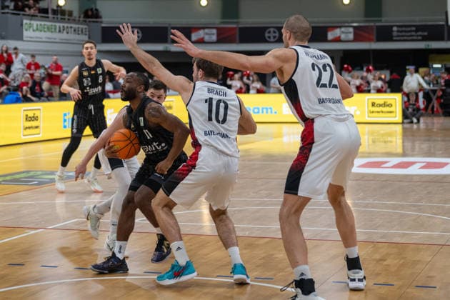 Zweikampf zwischen Luca Kahl (Bayer Giants Leverkusen, 03), Jordan Johnson (Tigers Tuebingen, 11) und Sebastian Brach (Bayer Giants Leverkusen, 10). Bayer Giants Leverkusen vs. Tigers Tuebingen, Basketball, Barmer 2. Basketballbundesliga, 24. Spieltag, Saison 2025 2026, 21.02.2026 Bayer Giants Leverkusen vs. Tigers Tuebingen, Basketball, Barmer 2. Basketballbundesliga, Pro A, 24. Spieltag, Saison 2025 2026, 21.02.2026 Leverkusen Copyright: xEibner-Pressefoto ThomasxHaeslerx EP_THR
