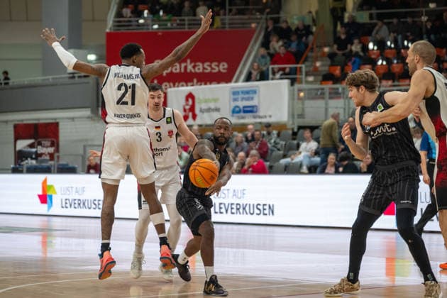 Jordan Johnson (Tigers Tuebingen, 11) legt den Ball an John Williams Jr. (Bayer Giants Leverkusen, 21) vorbei. Bayer Giants Leverkusen vs. Tigers Tuebingen, Basketball, Barmer 2. Basketballbundesliga, 24. Spieltag, Saison 2025 2026, 21.02.2026 Bayer Giants Leverkusen vs. Tigers Tuebingen, Basketball, Barmer 2. Basketballbundesliga, Pro A, 24. Spieltag, Saison 2025 2026, 21.02.2026 Leverkusen Copyright: xEibner-Pressefoto ThomasxHaeslerx EP_THR