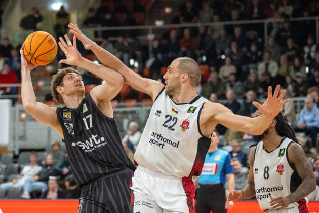 Zweikampf zwischen Lukas Max Millner (Tigers Tuebingen, 17) und Dennis Heinzmann (Bayer Giants Leverkusen, 22). Bayer Giants Leverkusen vs. Tigers Tuebingen, Basketball, Barmer 2. Basketballbundesliga, 24. Spieltag, Saison 2025 2026, 21.02.2026 Bayer Giants Leverkusen vs. Tigers Tuebingen, Basketball, Barmer 2. Basketballbundesliga, Pro A, 24. Spieltag, Saison 2025 2026, 21.02.2026 Leverkusen Copyright: xEibner-Pressefoto ThomasxHaeslerx EP_THR