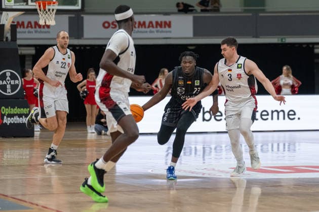Zweikampf zwischen Melkisedek Moreaux (Tigers Tuebingen, 23) und Luca Kahl (Bayer Giants Leverkusen, 03). Bayer Giants Leverkusen vs. Tigers Tuebingen, Basketball, Barmer 2. Basketballbundesliga, 24. Spieltag, Saison 2025 2026, 21.02.2026 Bayer Giants Leverkusen vs. Tigers Tuebingen, Basketball, Barmer 2. Basketballbundesliga, Pro A, 24. Spieltag, Saison 2025 2026, 21.02.2026 Leverkusen Copyright: xEibner-Pressefoto ThomasxHaeslerx EP_THR