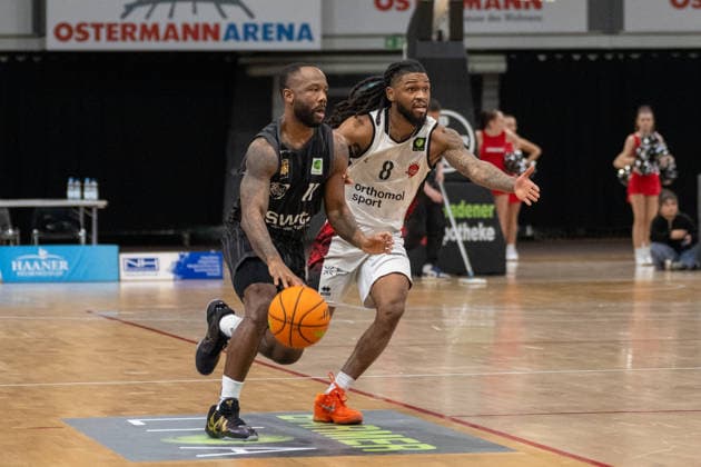 Zweikampf zwischen Jordan Johnson (Tigers Tuebingen, 11) und Kobe Langley (Bayer Giants Leverkusen, 08). Bayer Giants Leverkusen vs. Tigers Tuebingen, Basketball, Barmer 2. Basketballbundesliga, 24. Spieltag, Saison 2025 2026, 21.02.2026 Bayer Giants Leverkusen vs. Tigers Tuebingen, Basketball, Barmer 2. Basketballbundesliga, Pro A, 24. Spieltag, Saison 2025 2026, 21.02.2026 Leverkusen Copyright: xEibner-Pressefoto ThomasxHaeslerx EP_THR