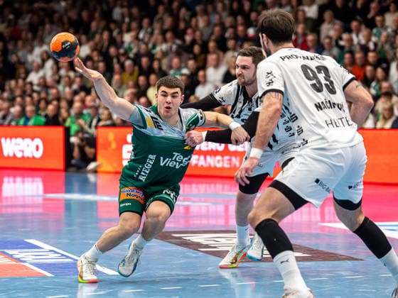 Elias Newel (Frisch Auf Goeppingen, 40) im Zweikampf mit Hendrik Pekeler (THW Kiel, 61), Frisch Auf Goeppingen vs. THW Kiel, Handball, 1. Bundesliga, Herren, Spielzeit 2025 2026, 21.02.2026, Frisch Auf Goeppingen vs. THW Kiel, Handball, 1. Bundesliga, Herren, Spielzeit 2025 2026, 21.02.2026 Goeppingen Copyright: xEibner-Pressefoto MichaelxSchmidx EP_MST