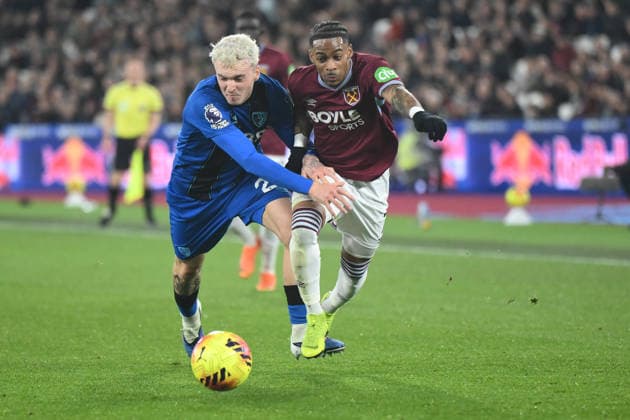 West Ham United vs Manchester United, ManU Premier League Alex Jimenez of AFC Bournemouth challenges Crysencio Summerville of West Ham United during the Premier League match between West Ham United and AFC Bournemouth at the London Stadium in Stratford, on February 21, 2026. Stratford Greater London  Copyright: xMIxNewsx originalFilename:fletcher-westhamu260221_npHHD.jpg