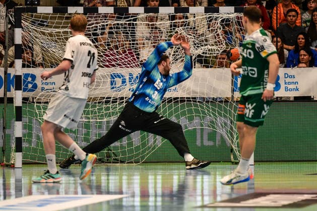 DAIKIN Handball-Bundesliga: Frisch Auf! Göppingen - THW Kiel; Göppingen, 21.02.2026 Elias Newel (Frisch Auf! Göppingen, 40) macht das Tor gegen Andreas Wolff (THW Kiel, 33) ; Göppingen, 21.02.2026 - 22. Spieltag der DAIKIN Handball-Bundesliga, Frisch Auf! Göppingen - THW Kiel, EWS-Arena, Göppingen. Copyright: xBEAUTIFULxSPORTS Märklx