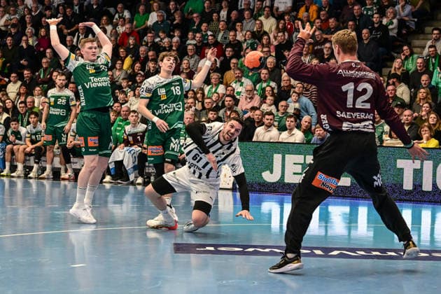 DAIKIN Handball-Bundesliga: Frisch Auf! Göppingen - THW Kiel; Göppingen, 21.02.2026 Hendrik Pekeler (THW Kiel, 61) gegen Kristian Saveras (Frisch Auf! Göppingen, 12) ; Göppingen, 21.02.2026 - 22. Spieltag der DAIKIN Handball-Bundesliga, Frisch Auf! Göppingen - THW Kiel, EWS-Arena, Göppingen. Copyright: xBEAUTIFULxSPORTS Märklx