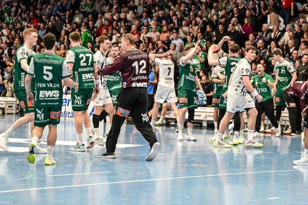 DAIKIN Handball-Bundesliga: Frisch Auf! Göppingen - THW Kiel; Göppingen, 21.02.2026 Jubel bei Göppingen nach erneuter Parade von Kristian Saveras (Frisch Auf! Göppingen, 12) die Göppingen im Spiel hält ; Göppingen, 21.02.2026 - 22. Spieltag der DAIKIN Handball-Bundesliga, Frisch Auf! Göppingen - THW Kiel, EWS-Arena, Göppingen. Copyright: xBEAUTIFULxSPORTS Märklx