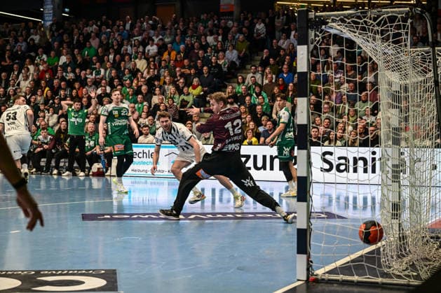 DAIKIN Handball-Bundesliga: Frisch Auf! Göppingen - THW Kiel; Göppingen, 21.02.2026 Magnus Landin Jacobsen (THW Kiel, 7) überwindet Kristian Saveras (Frisch Auf! Göppingen, 12) ; Göppingen, 21.02.2026 - 22. Spieltag der DAIKIN Handball-Bundesliga, Frisch Auf! Göppingen - THW Kiel, EWS-Arena, Göppingen. Copyright: xBEAUTIFULxSPORTS Märklx