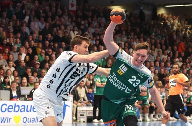 21.02.2026, Deutschland, Göppingen, Handball DAIKIN HBL, FRISCH AUF! Göppingen vs. THW Kiel, v.l. Nikola Bilyk (THW), Ole Pregler (FAG)
