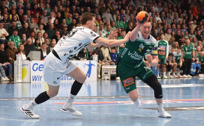 21.02.2026, Deutschland, Göppingen, Handball DAIKIN HBL, FRISCH AUF! Göppingen vs. THW Kiel, v.l. Nikola Bilyk (THW), Ole Pregler (FAG)