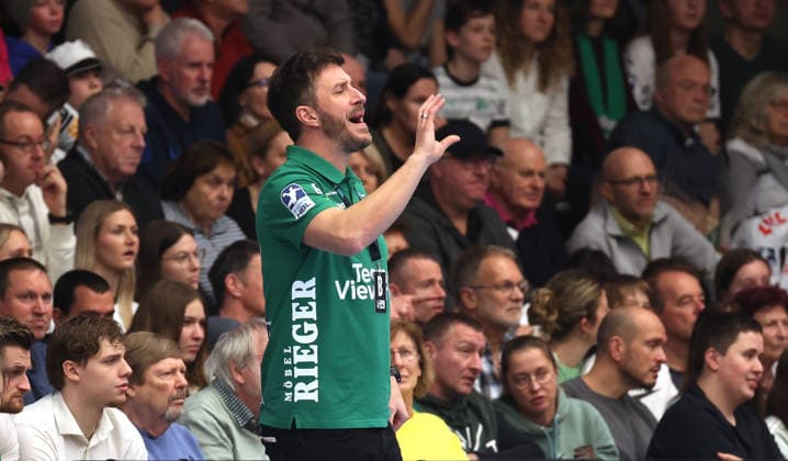 21.02.2026, Deutschland, Göppingen, Handball DAIKIN HBL, FRISCH AUF! Göppingen vs. THW Kiel, FAG Trainer Ben Matschke