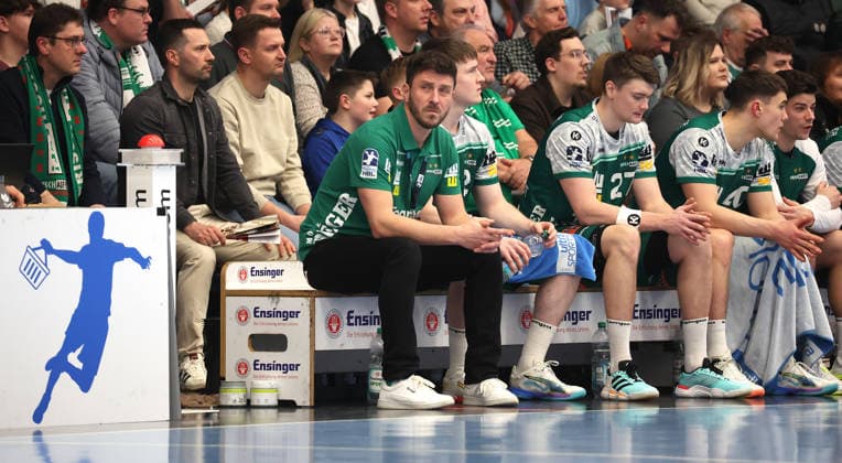 21.02.2026, Deutschland, Göppingen, Handball DAIKIN HBL, FRISCH AUF! Göppingen vs. THW Kiel, FAG Trainer Ben Matschke