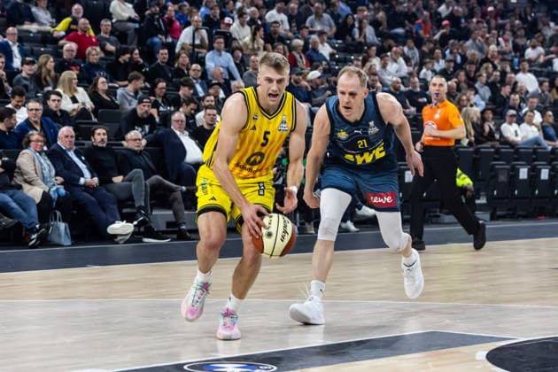 GER, BMW Top Four, Basketball BBL Pokal, Halbfinale, ALBA Berlin - EWE Baskets Oldenburg. 21.02.2026, SAP Garden, München, GER, BMW Top Four, Basketball BBL Pokal, Halbfinale, ALBA Berlin - EWE Baskets Oldenburg. Sam Griesel (ALBA Berlin 5), Seth Hinrichs (EWE Baskets Oldenburg 21) Foto Alexander Trienitz München SAP Garden Bayern Deutschland
