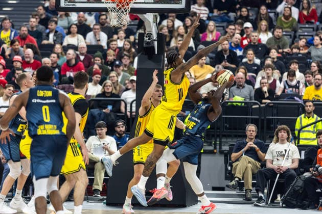 GER, BMW Top Four, Basketball BBL Pokal, Halbfinale, ALBA Berlin - EWE Baskets Oldenburg. 21.02.2026, SAP Garden, München, GER, BMW Top Four, Basketball BBL Pokal, Halbfinale, ALBA Berlin - EWE Baskets Oldenburg. Brian Fobbs (EWE Baskets Oldenburg 4), J wan Roberts (ALBA Berlin 13) Foto Alexander Trienitz München SAP Garden Bayern Deutschland