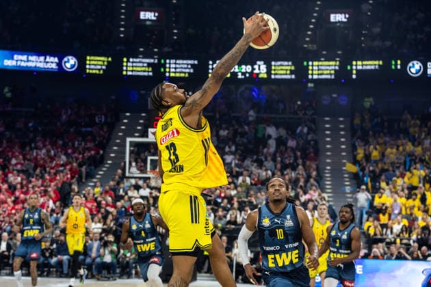 GER, BMW Top Four, Basketball BBL Pokal, Halbfinale, ALBA Berlin - EWE Baskets Oldenburg. 21.02.2026, SAP Garden, München, GER, BMW Top Four, Basketball BBL Pokal, Halbfinale, ALBA Berlin - EWE Baskets Oldenburg. J wan Roberts (ALBA Berlin 13) Foto Alexander Trienitz München SAP Garden Bayern Deutschland