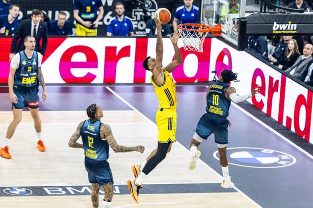 GER, BMW Top Four, Basketball BBL Pokal, Halbfinale, ALBA Berlin - EWE Baskets Oldenburg. 21.02.2026, SAP Garden, München, GER, BMW Top Four, Basketball BBL Pokal, Halbfinale, ALBA Berlin - EWE Baskets Oldenburg. Norris Agbakoko (ALBA Berlin 17), James Woodard (EWE Baskets Oldenburg 10) Foto Alexander Trienitz München SAP Garden Bayern Deutschland