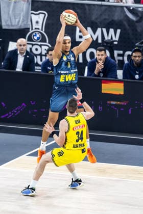 GER, BMW Top Four, Basketball BBL Pokal, Halbfinale, ALBA Berlin - EWE Baskets Oldenburg. 21.02.2026, SAP Garden, München, GER, BMW Top Four, Basketball BBL Pokal, Halbfinale, ALBA Berlin - EWE Baskets Oldenburg. Nicholas Tischler (EWE Baskets Oldenburg 11), Justin Bean (ALBA Berlin 34) Foto Alexander Trienitz München SAP Garden Bayern Deutschland