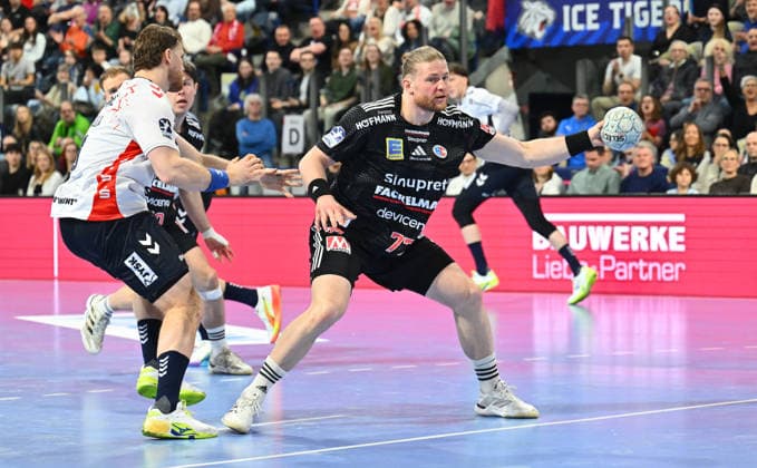 21.02.20265 - Handball - 1. Bundesliga DAIKIN HBL - Saison 2025 2026 - 22. Spieltag: HC Erlangen Metropolregion Nürnberg HCE - SG Flensburg Handewitt - - xwoxzix - Johannes Golla (4, SG Flensburg-Handewitt ) Maciej Gebala (77, HC Erlangen HCE )