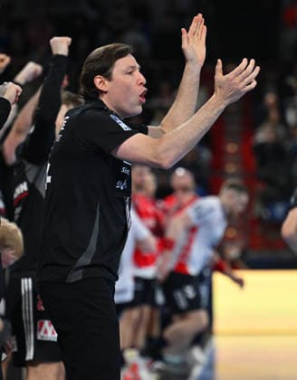 21.02.20265 - Handball - 1. Bundesliga DAIKIN HBL - Saison 2025 2026 - 22. Spieltag: HC Erlangen Metropolregion Nürnberg HCE - SG Flensburg Handewitt - - xwoxzix - Johannes Sellin ( Trainer HC Erlangen HCE ) feuert an