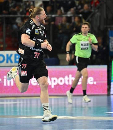 21.02.20265 - Handball - 1. Bundesliga DAIKIN HBL - Saison 2025 2026 - 22. Spieltag: HC Erlangen Metropolregion Nürnberg HCE - SG Flensburg Handewitt - - xwoxzix - Maciej Gebala (77, HC Erlangen HCE ) Torjubel Jubel Freude