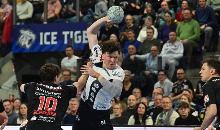 21.02.20265 - Handball - 1. Bundesliga DAIKIN HBL - Saison 2025 2026 - 22. Spieltag: HC Erlangen Metropolregion Nürnberg HCE - SG Flensburg Handewitt - - xwoxzix - Florian Scheerer (10, HC Erlangen HCE ) Lasse Möller Moeller (64, SG Flensburg-Handewitt )