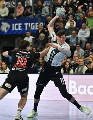 21.02.20265 - Handball - 1. Bundesliga DAIKIN HBL - Saison 2025 2026 - 22. Spieltag: HC Erlangen Metropolregion Nürnberg HCE - SG Flensburg Handewitt - - xwoxzix - Florian Scheerer (10, HC Erlangen HCE ) Lasse Möller Moeller (64, SG Flensburg-Handewitt )