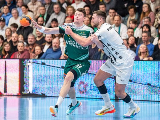 Oskar Sunnefeldt (Frisch Auf Goeppingen, 27) im Zweikampf mit Harald Reinkind (THW Kiel, 06), Frisch Auf Goeppingen vs. THW Kiel, Handball, 1. Bundesliga, Herren, Spielzeit 2025 2026, 21.02.2026, Frisch Auf Goeppingen vs. THW Kiel, Handball, 1. Bundesliga, Herren, Spielzeit 2025 2026, 21.02.2026 Goeppingen Copyright: xEibner-Pressefoto MichaelxSchmidx EP_MST