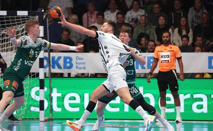 21.02.2026, Deutschland, Göppingen, Handball DAIKIN HBL, FRISCH AUF! Göppingen vs. THW Kiel, v.l. Ymir Örn Gislason (FAG), Harald Reinkind (THW), Ole Pregler (FAG)
