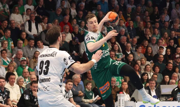 21.02.2026, Deutschland, Göppingen, Handball DAIKIN HBL, FRISCH AUF! Göppingen vs. THW Kiel, v.l. Veron Nacinovic (THW), Erik Persson (FAG)