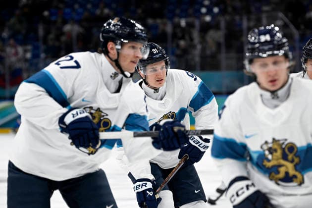 LKS 20260221 Eetu Luostarinen (left) and Oliver Kapanen of Finland (middle) before the men s Ice hockey, Eishockey bronze medal match between Slovakia and Finland during the Milano Cortina Winter Olympics at the Milano Santa Giulia Ice Hockey Arena in Milan on February 21, 2026. - EMMI KORHONEN Milano Italy 7Dn8SFM87Yw  Copyright: xEmmixKorhonenx 7Dn8SFM87Yw