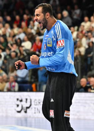 21.02.20265 - Handball - 1. Bundesliga DAIKIN HBL - Saison 2025 2026 - 22. Spieltag: HC Erlangen Metropolregion Nürnberg HCE - SG Flensburg Handewitt - - xwoxzix - Khalifa Ghedbane (96, HC Erlangen HCE ) ballt Faust Fäuste - Jubel Freude