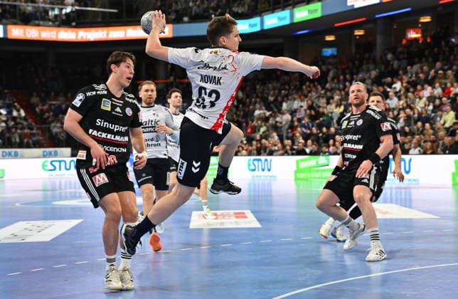 21.02.20265 - Handball - 1. Bundesliga DAIKIN HBL - Saison 2025 2026 - 22. Spieltag: HC Erlangen Metropolregion Nürnberg HCE - SG Flensburg Handewitt - - xwoxzix - Florian Scheerer (10, HC Erlangen HCE ) Domen Novak (63, SG Flensburg-Handewitt )
