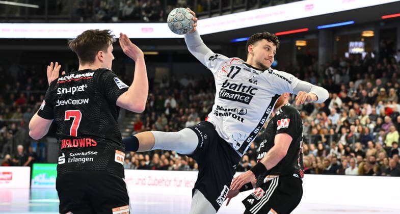 21.02.20265 - Handball - 1. Bundesliga DAIKIN HBL - Saison 2025 2026 - 22. Spieltag: HC Erlangen Metropolregion Nürnberg HCE - SG Flensburg Handewitt - - xwoxzix - Yannik Bialowas (7, HC Erlangen HCE ) Marko Grgic (17, SG Flensburg-Handewitt )